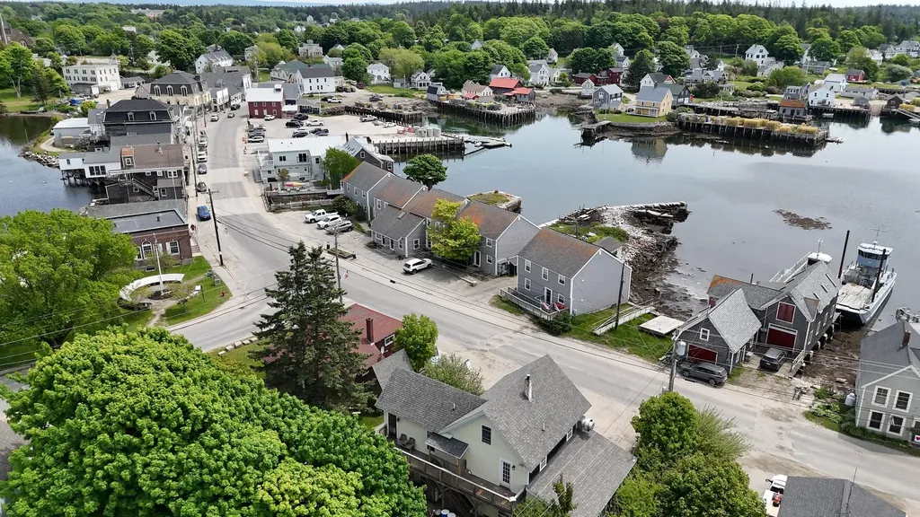 62 W Main Street Vinalhaven ME 04863