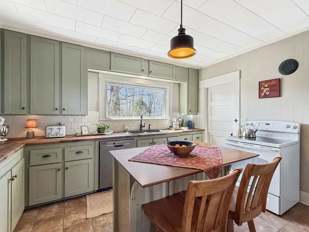 49 Pleasant Avenue Sangerville ME 04479