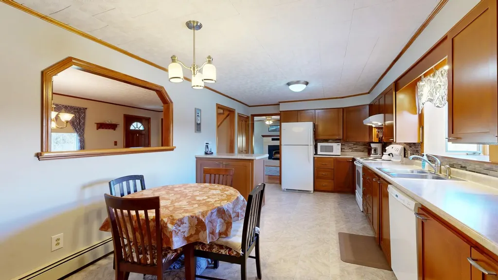 868 Paris Road Hebron ME 04238
