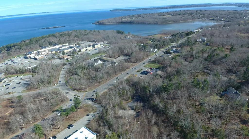 L137,141 Commercial Street Rockport ME 04856