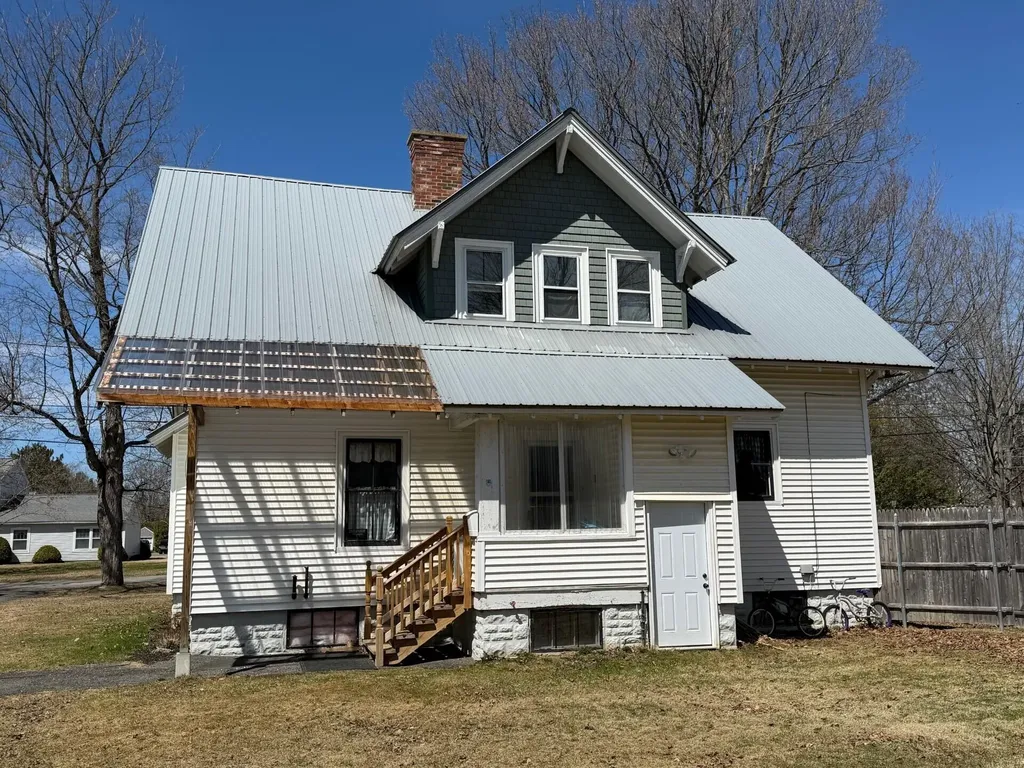 21 Bowdoin Street Houlton ME 04730