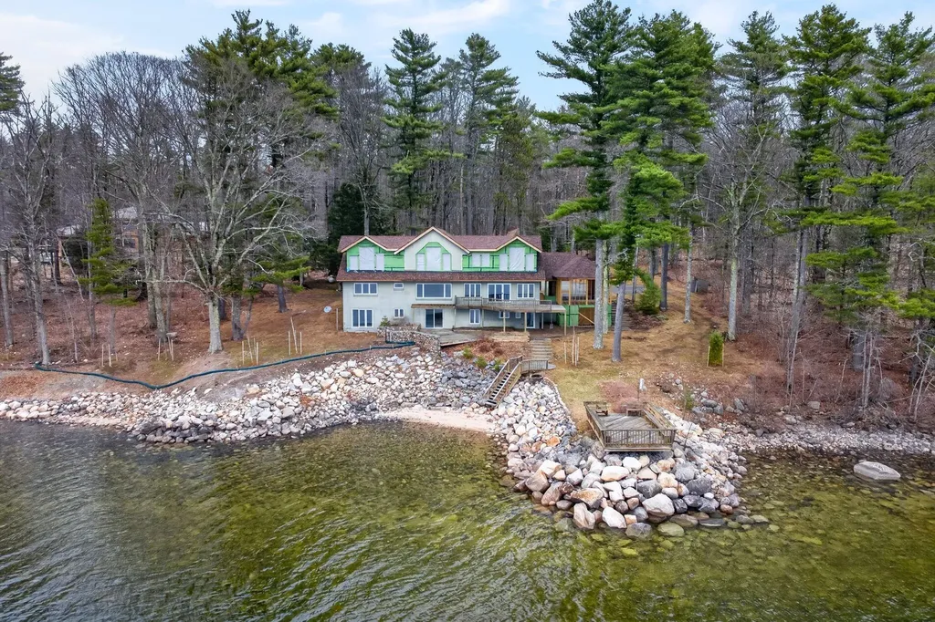 28 Whitetail Lane Raymond ME 04071