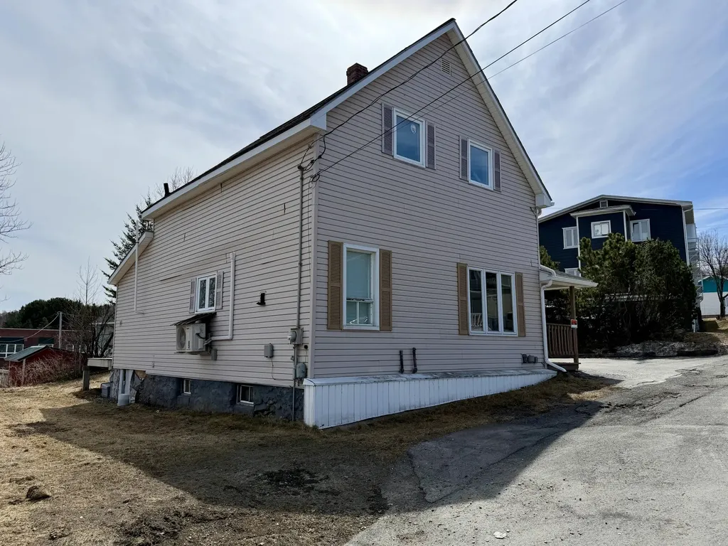 92 N 4th Avenue Madawaska ME 04756