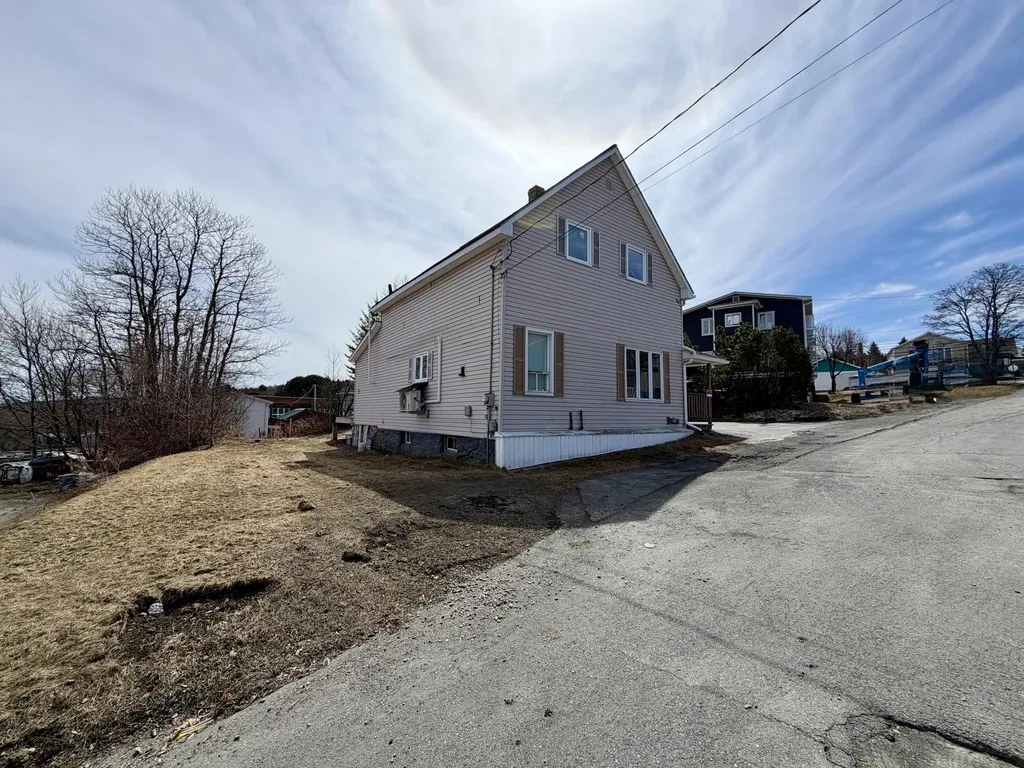 92 N 4th Avenue Madawaska ME 04756