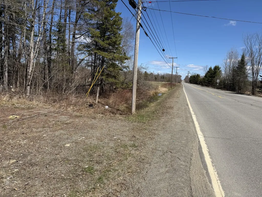 193 West Road Bradford ME 04410