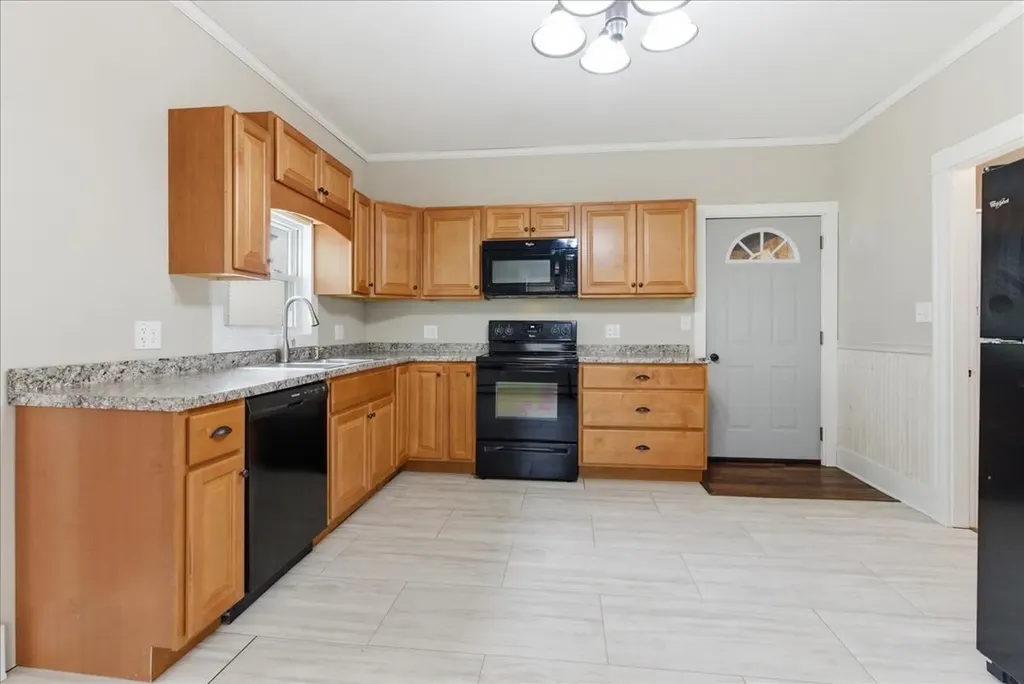 9 Harlow Hill Road Mexico ME 04257