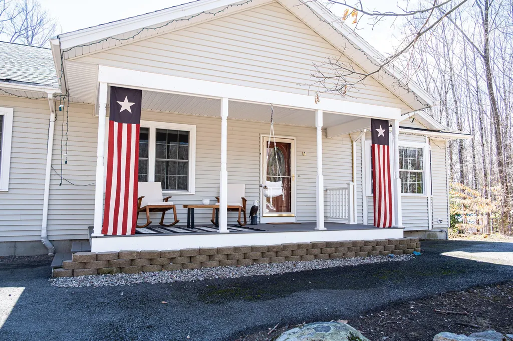 179 Egypt Road Raymond ME 04071