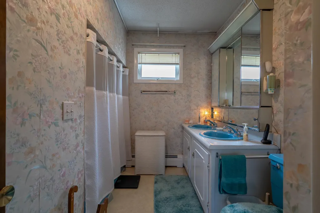 1522 Pushaw Road Glenburn ME 04401