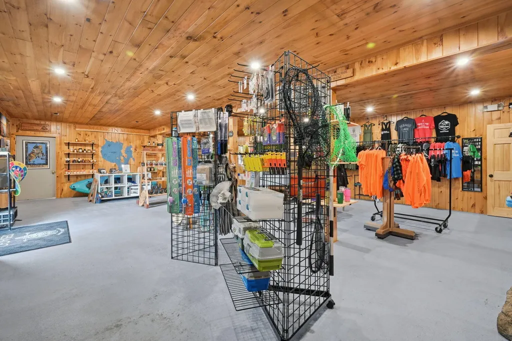 1254 Roosevelt Trail Raymond ME 04071