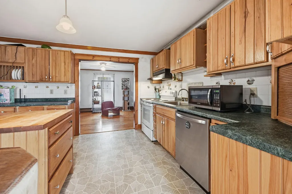 1254 Roosevelt Trail Raymond ME 04071