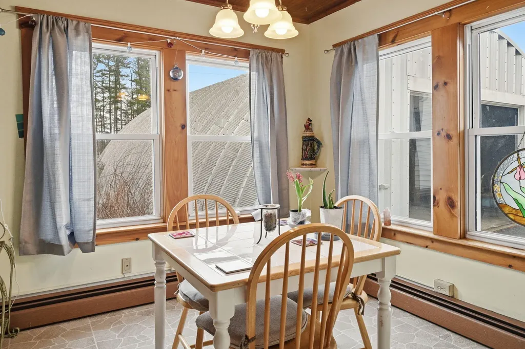 1254 Roosevelt Trail Raymond ME 04071