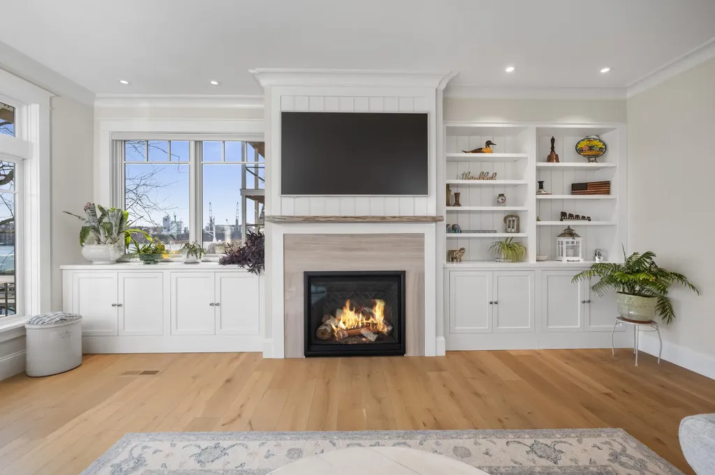 21 Badgers Island W Kittery ME 03904