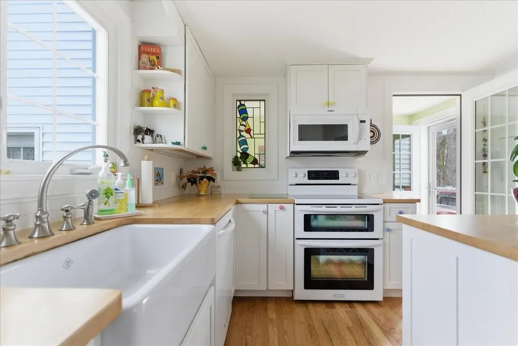 15 Grover Road Cape Elizabeth ME 04107