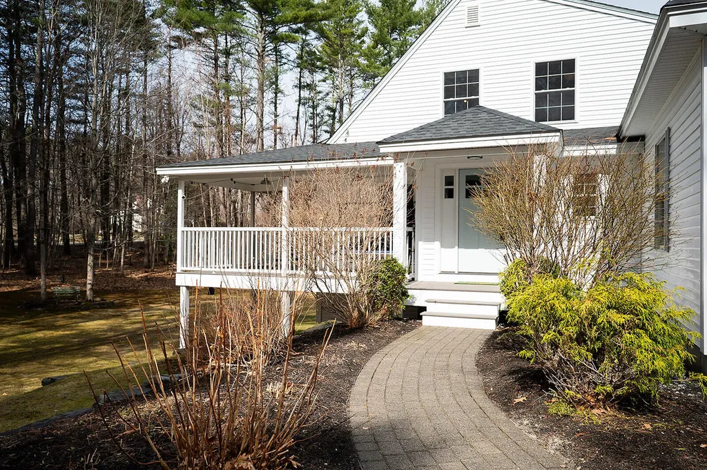 9 Ridge Road Raymond ME 04071