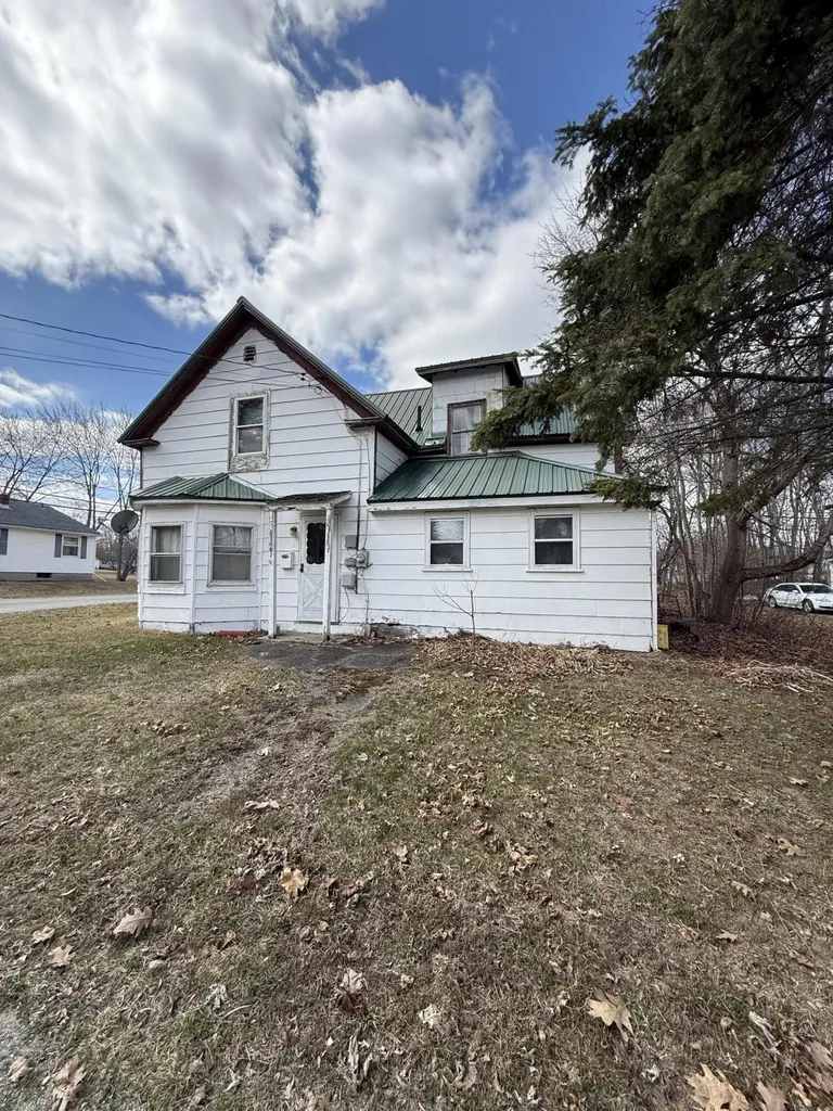 19 Perry Street Lincoln ME 04457
