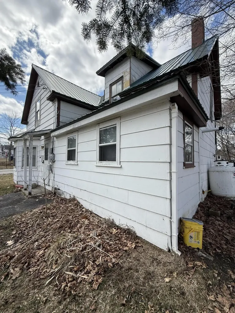 19 Perry Street Lincoln ME 04457