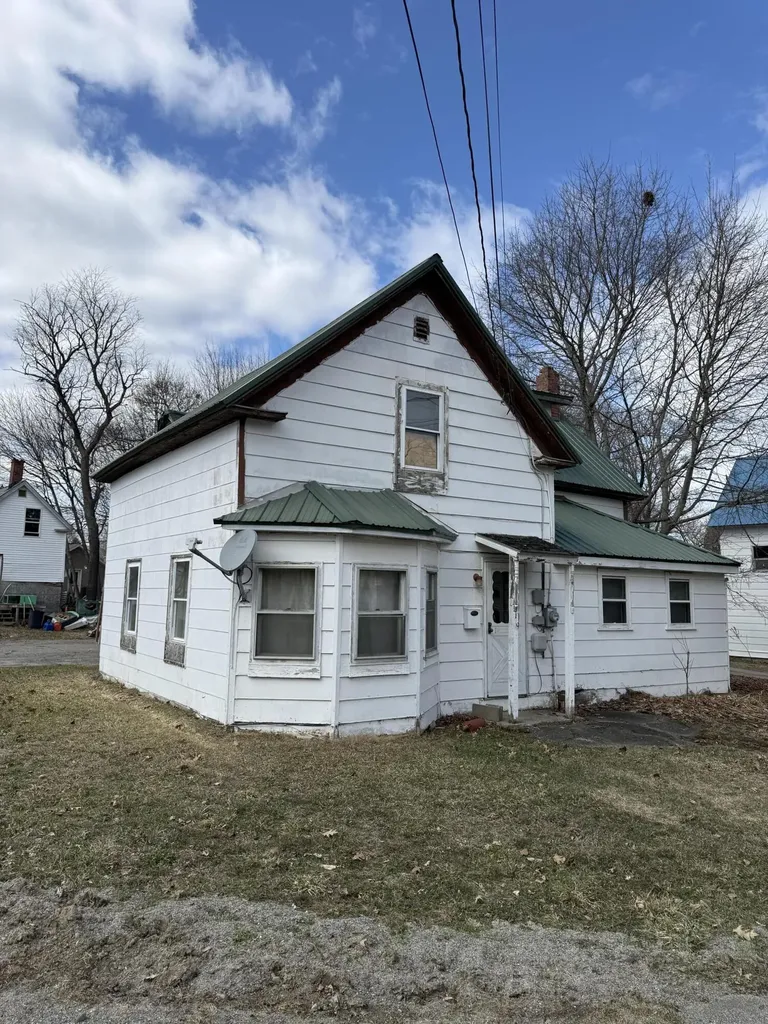 19 Perry Street Lincoln ME 04457
