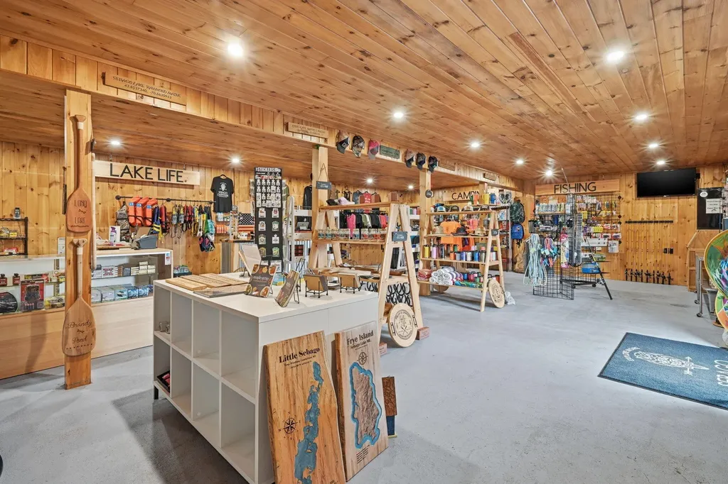 1254 Roosevelt Trail Raymond ME 04071