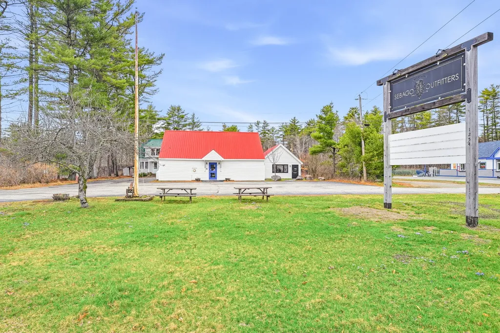 1254 Roosevelt Trail Raymond ME 04071