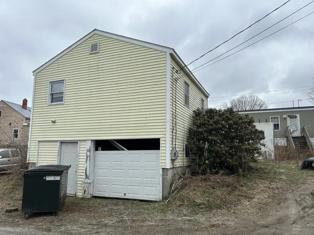 17 Royal Street Winthrop ME 04364