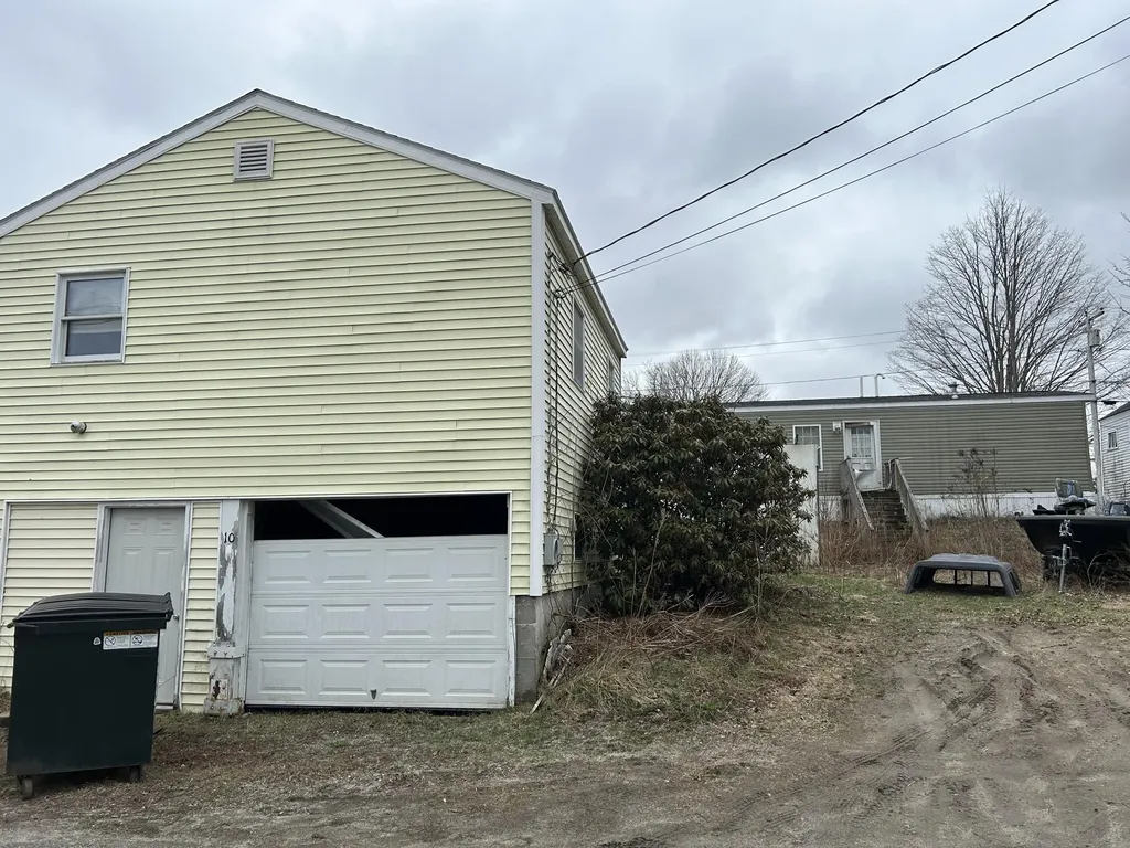 17 Royal Street Winthrop ME 04364