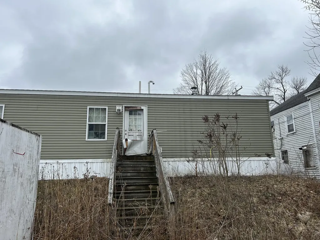 17 Royal Street Winthrop ME 04364
