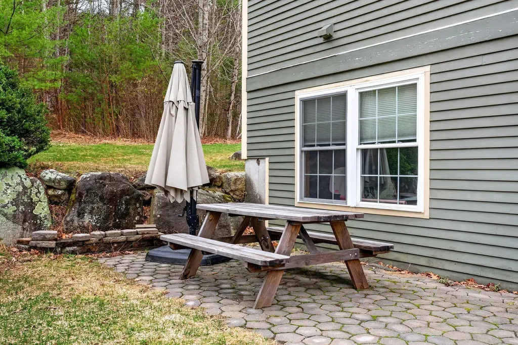 8 Colina Drive Raymond ME 04071