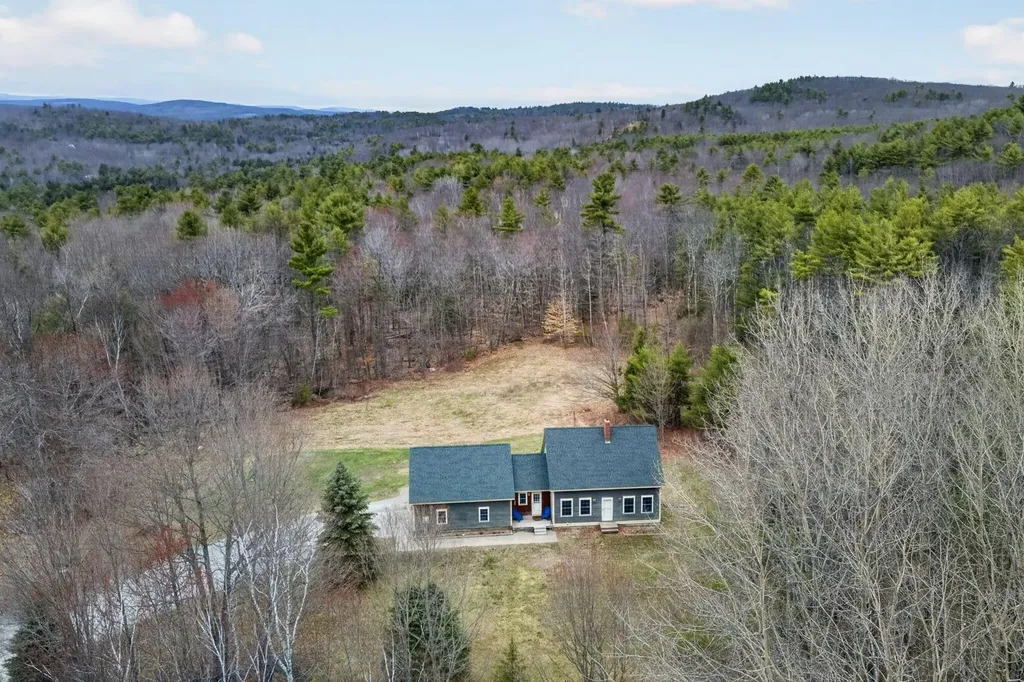 8 Colina Drive Raymond ME 04071