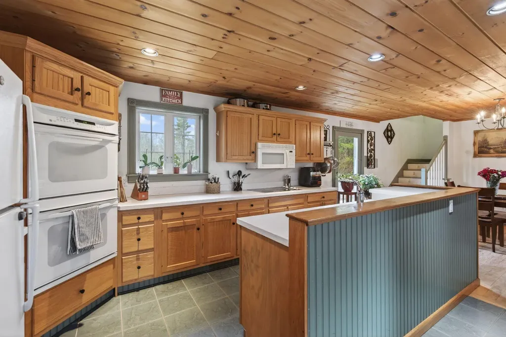 8 Colina Drive Raymond ME 04071