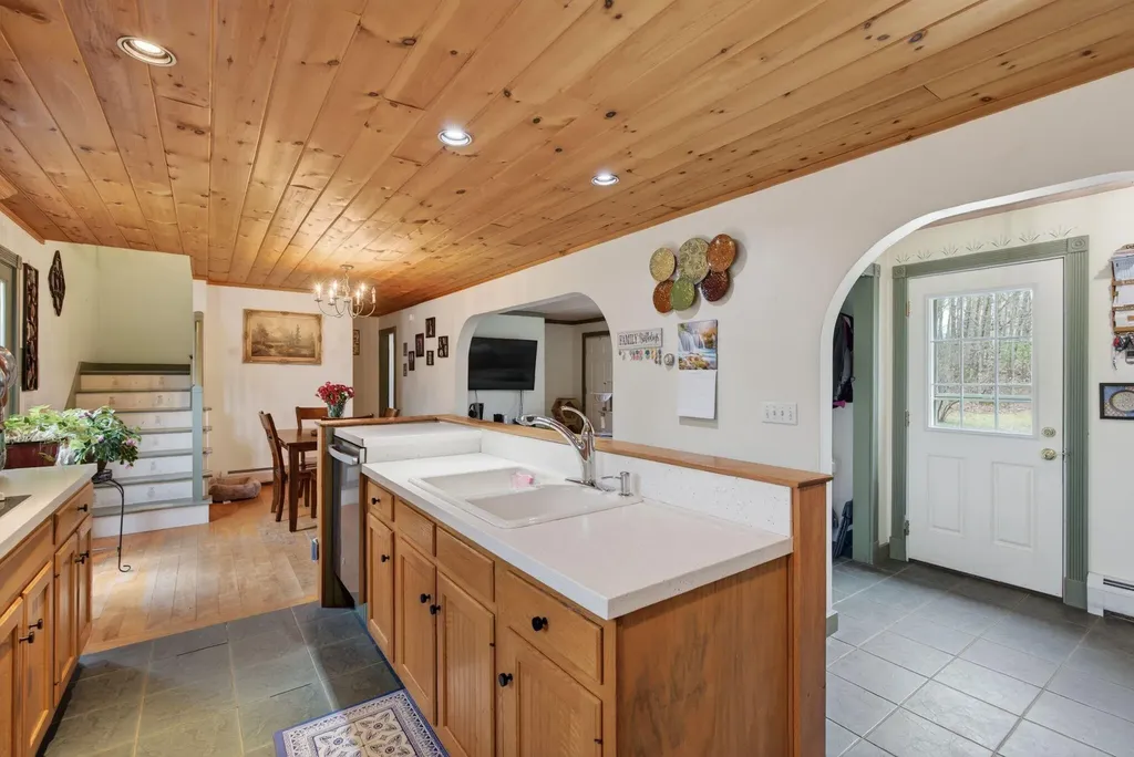 8 Colina Drive Raymond ME 04071