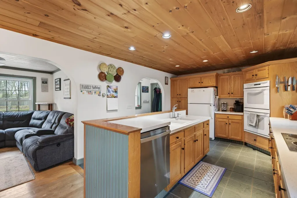 8 Colina Drive Raymond ME 04071