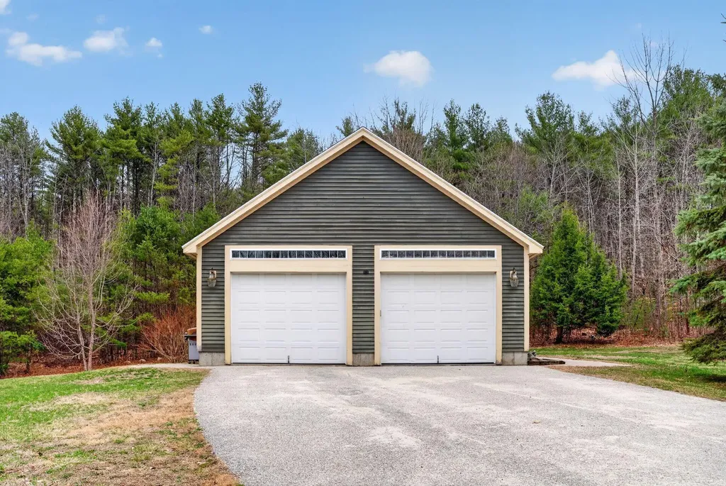 8 Colina Drive Raymond ME 04071