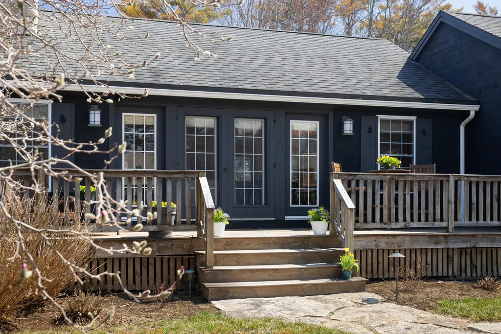 16 Fort Hill Extension Avenue York ME 03909