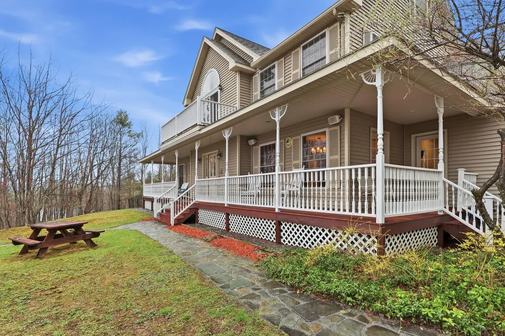 111 Daggett Drive Raymond ME 04071