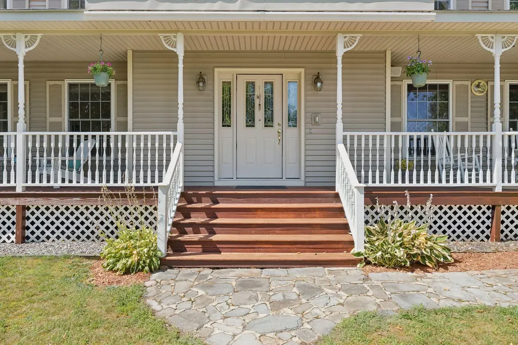 111 Daggett Drive Raymond ME 04071