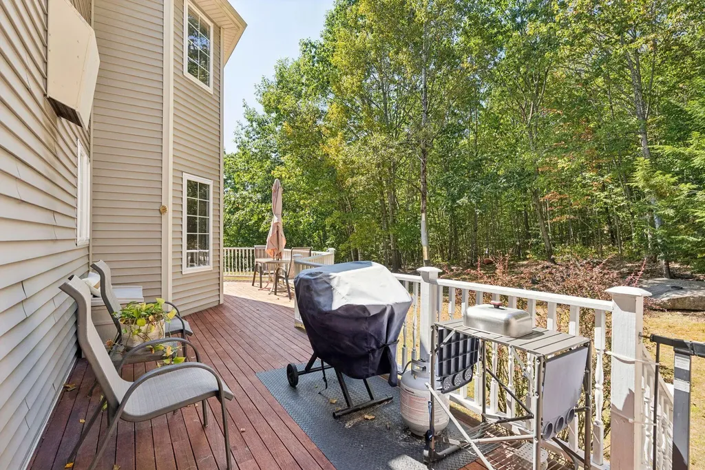 111 Daggett Drive Raymond ME 04071