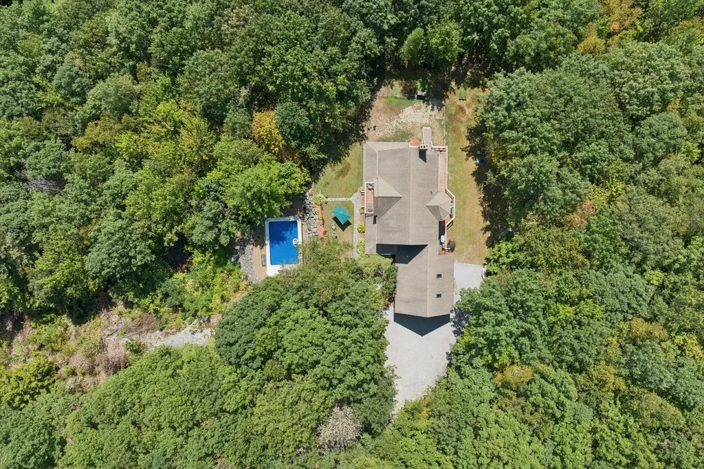 111 Daggett Drive Raymond ME 04071