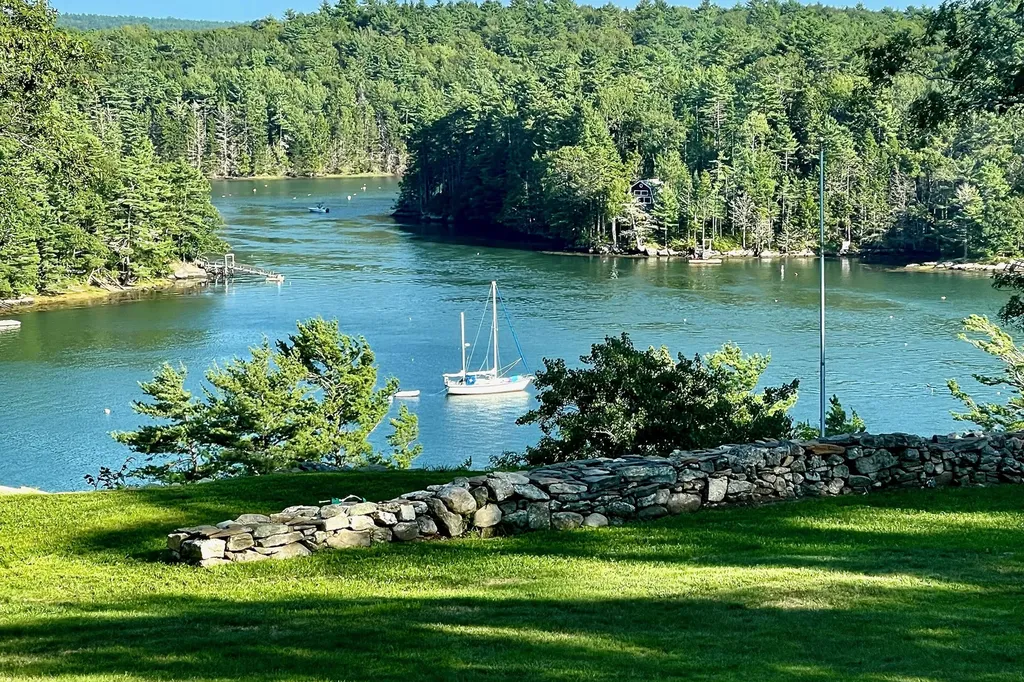 18 High Head Road Edgecomb ME 04556