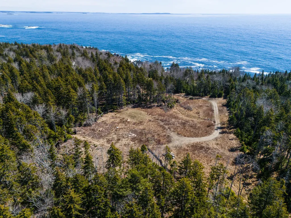 37 Yellow Head Road Bristol ME 04554