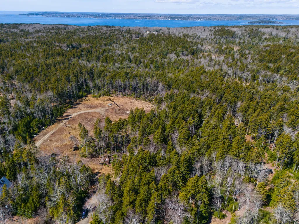 37 Yellow Head Road Bristol ME 04554
