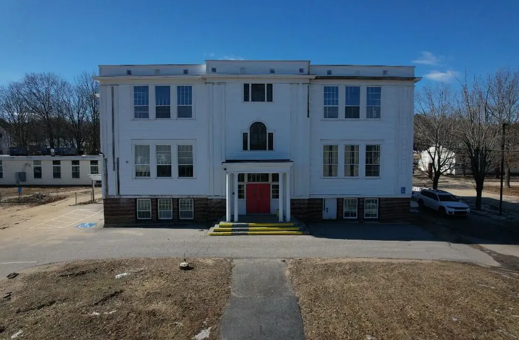 85 Pleasant Street Oxford ME 04270