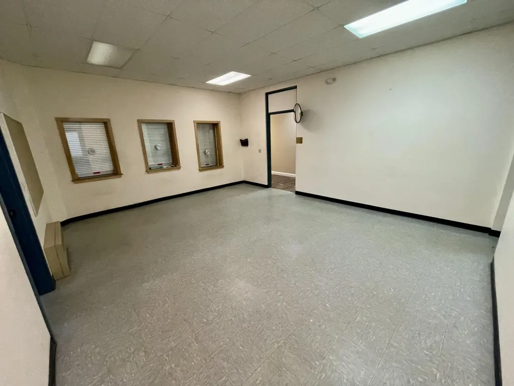 85 Pleasant Street Oxford ME 04270