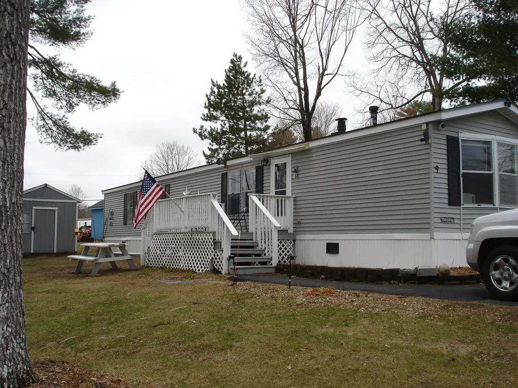 9 Holiday Lane Standish ME 04084