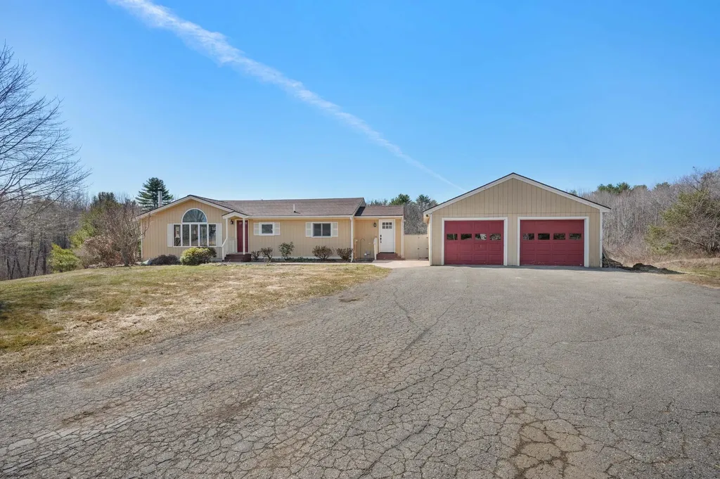 18 Walker Lane Farmingdale ME 04344