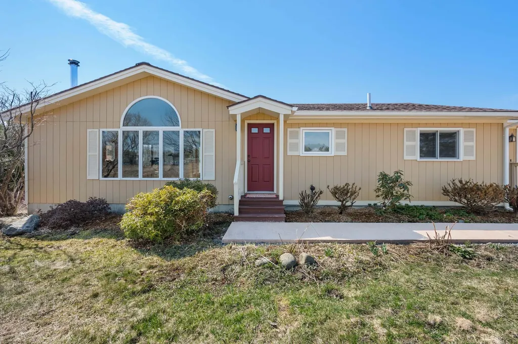18 Walker Lane Farmingdale ME 04344