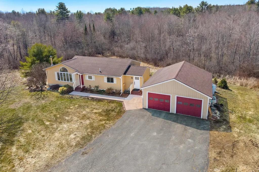 18 Walker Lane Farmingdale ME 04344
