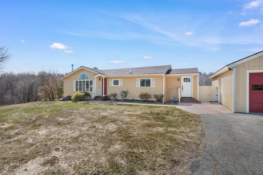 18 Walker Lane Farmingdale ME 04344