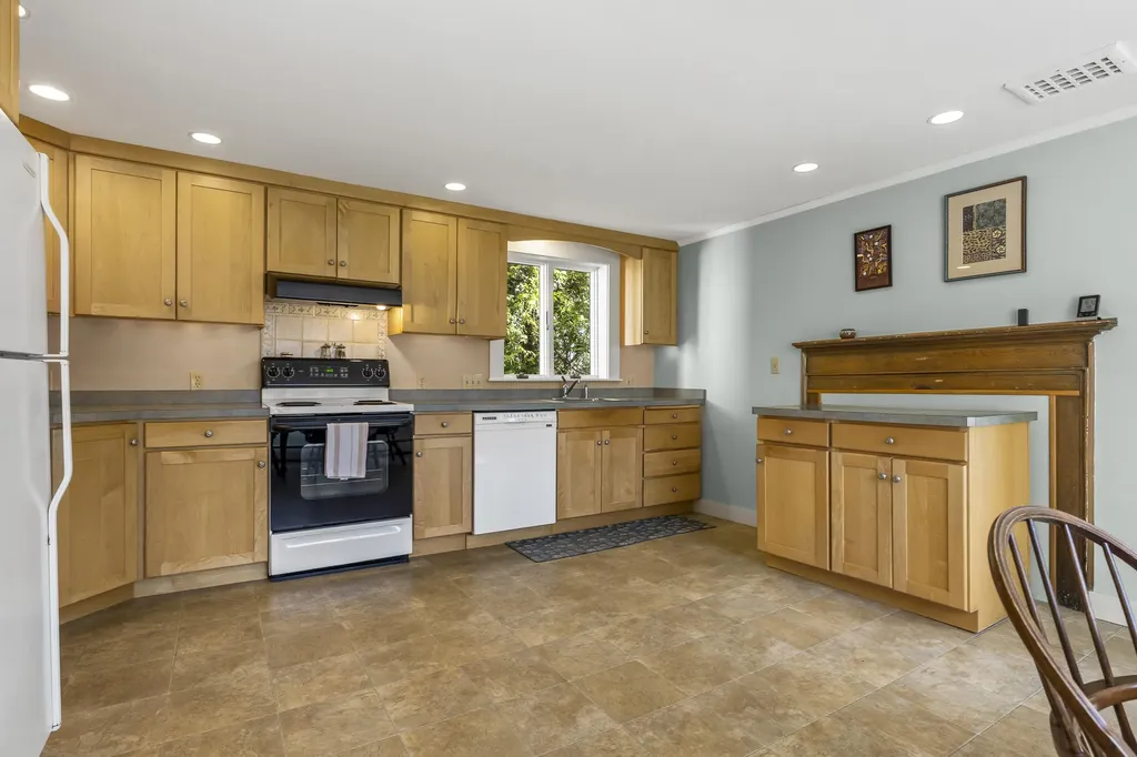 15 High Street Damariscotta ME 04543