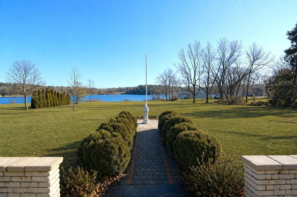 4 Spring Lane Eliot ME 03903