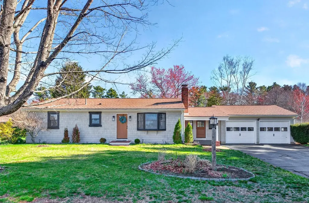 7 Lawn Avenue Cumberland ME 04021